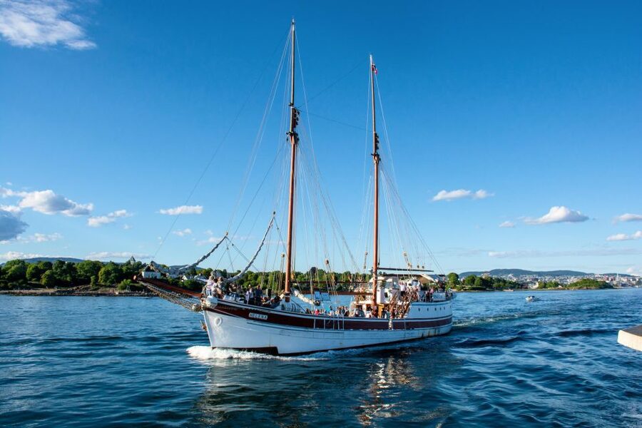 Oslo: Best of Oslo Walking Tour & Fjords Sightseeing Cruise - Christiania and the story behind the name
