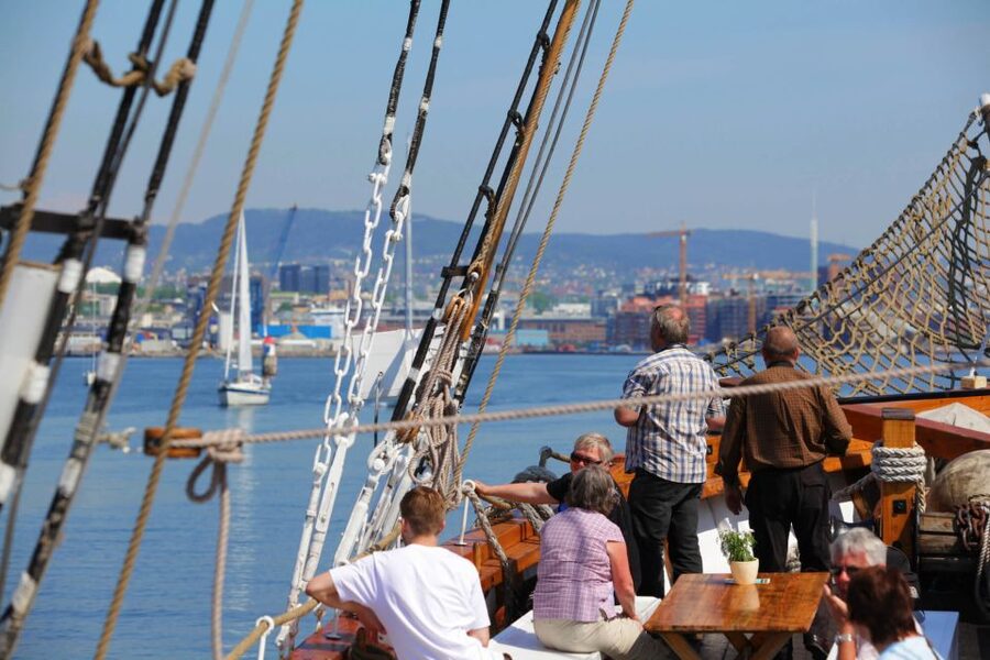 Oslo: Best of Oslo Walking Tour & Fjords Sightseeing Cruise - City Hall and the Nobel Peace Prize