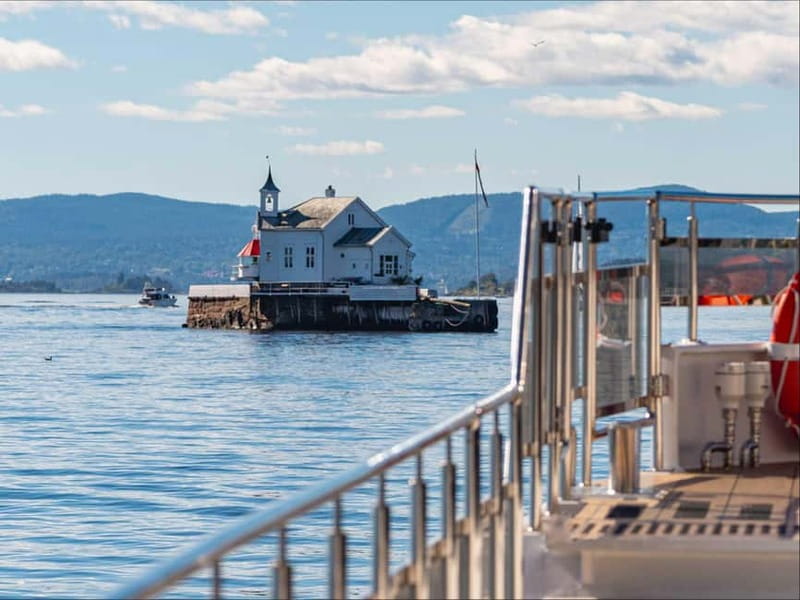 Oslo: Guided Sightseeing Fjord Cruise on Premium Silent Boat - Akershus Fortress and the modern waterfront