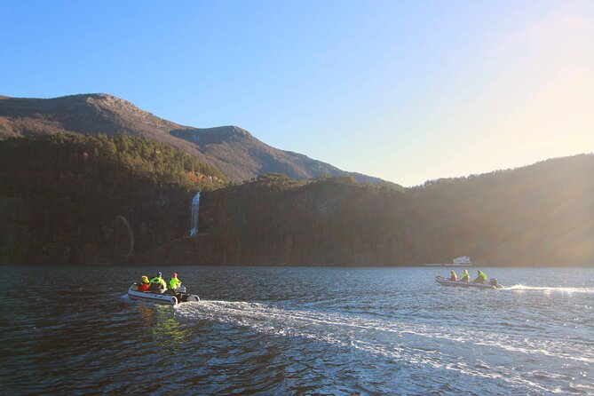 Private Fjordcruise by Luxury Pontoon Boat - Bergen Fjords - Passing the familiar fjords toward quieter water