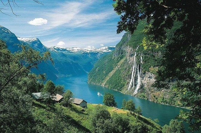 Private Full Day Ferry Trip To Geirangerfjord From Ålesund - A short stop in Geiranger village
