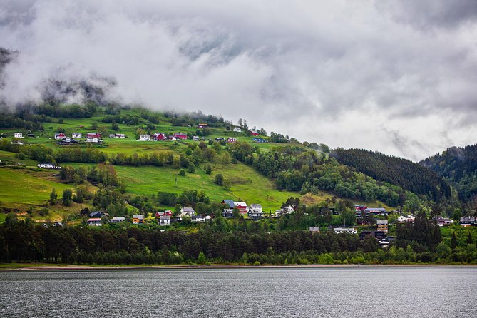PRIVATE GUIDED TOUR: Highlights of Norway – Trip to the Sognefjord – SUMMER - Tvindefossen and the first waterfall stop