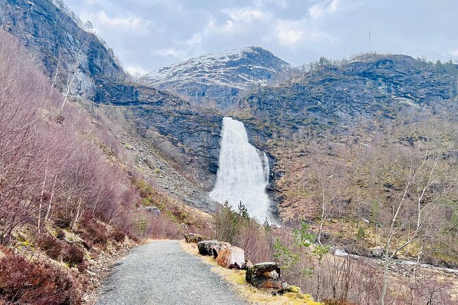 Private Guided Tour of Bergen and the Best of Norwegian Fjords - Lunch and a pause in Øystese