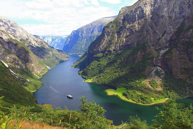 Private Guided Tour to Oslo Nærøyfjord Cruise and Flåm Railway - Aurlandsfjord and Flåm bring the scenery closer
