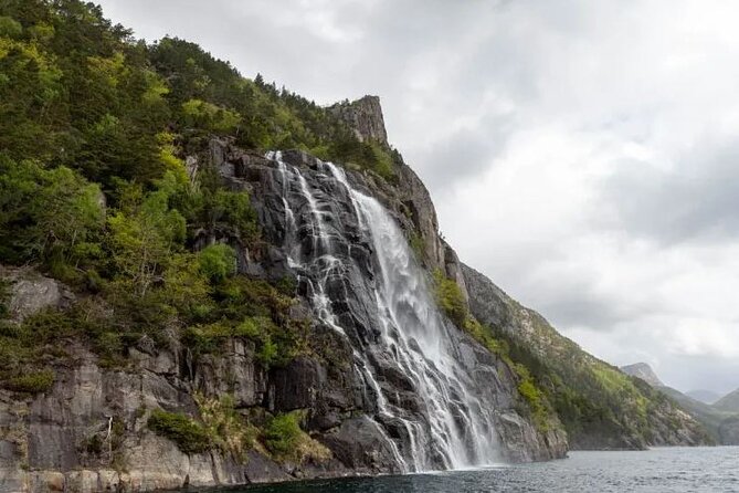 Pulpit Rock Boat Tour in Luxury Cruiser - A small boat view of Pulpit Rock