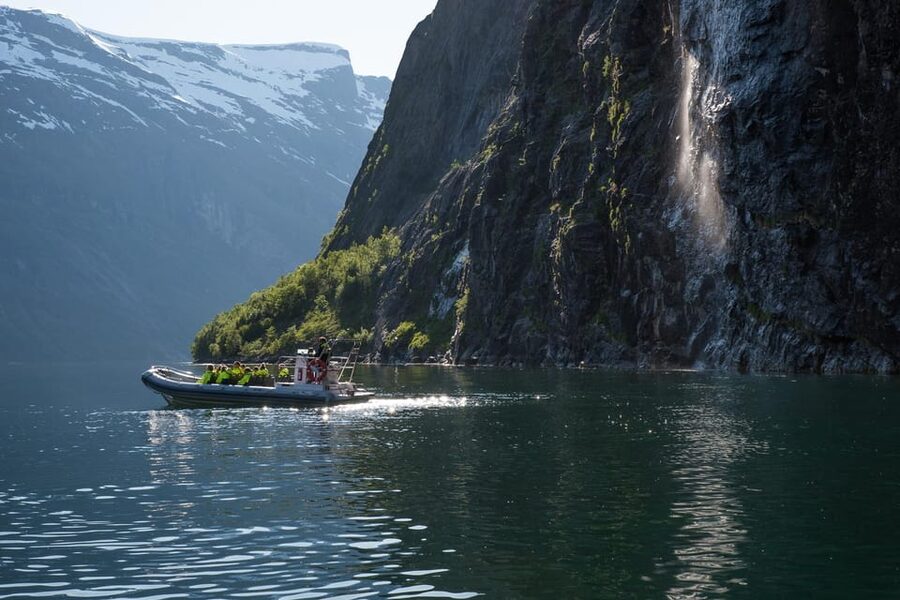 RIB Geiranger - Fjordsafari - The guide makes the short ride count
