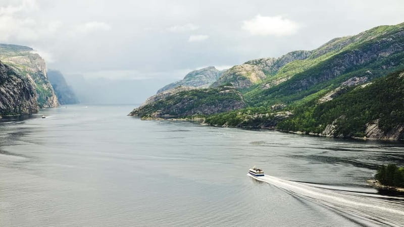 Stavanger: Lysefjorden Cruise and Preikestolen Hike - The four-hour climb to Preikestolen