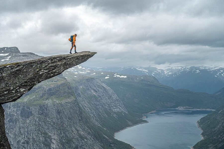 Trolltunga: Trolltunga Summer Hike - Viewpoints over the valley and blue lake