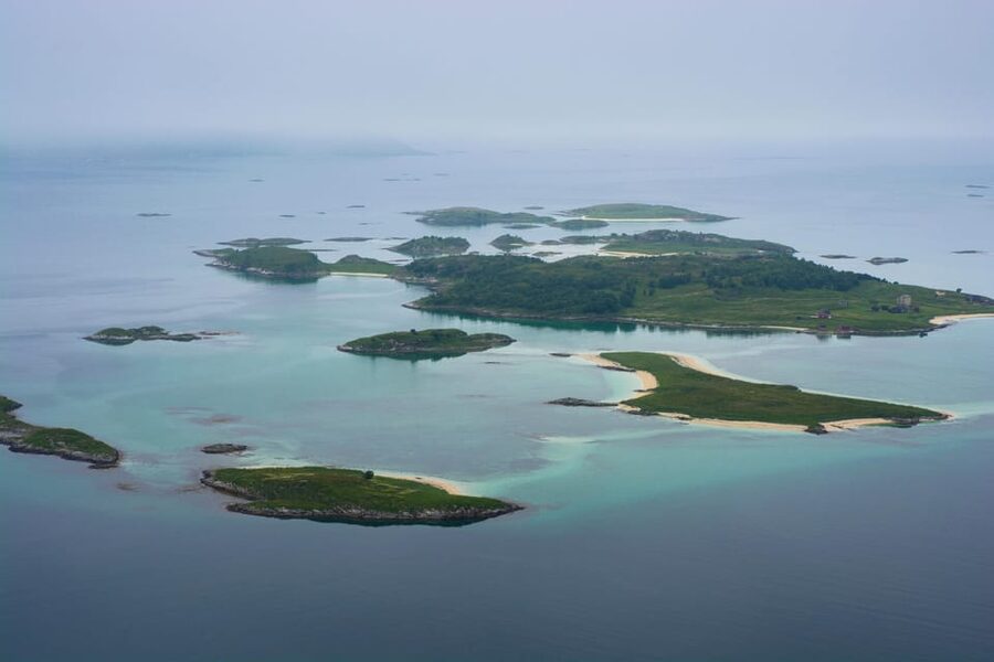 Tromsø: Fjords and Sommarøy Islands Tour with Salmon Picnic - What the guides add to the bus ride