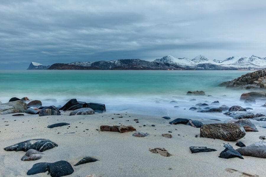 Tromsø: Fjords and Sommarøy Islands Tour with Salmon Picnic - How to dress for the beach in winter