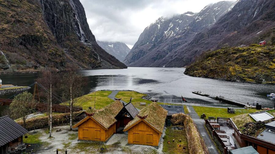Winter Tour Viking Village, Nærøyfjord Cruise & Flåm Railway - A short hour in Flåm